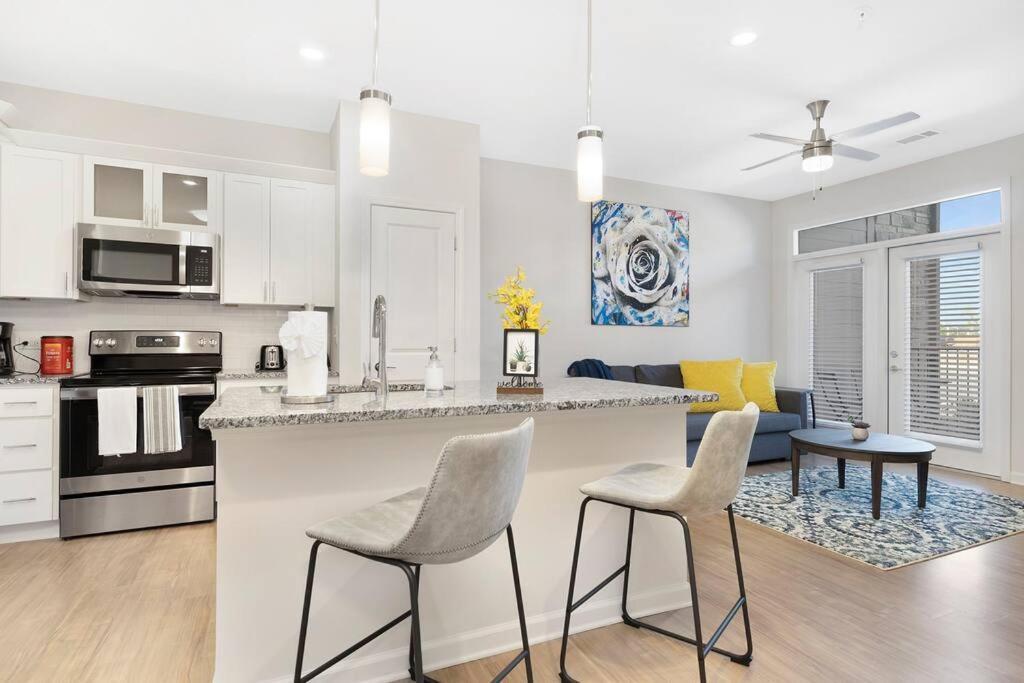 Stylish New Condo In Concord Exterior photo