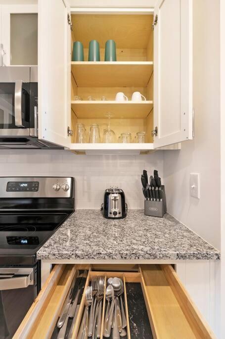 Stylish New Condo In Concord Exterior photo