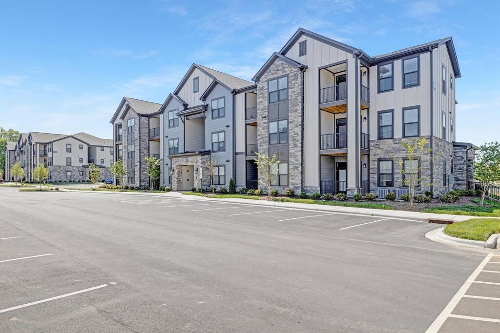 Stylish New Condo In Concord Exterior photo