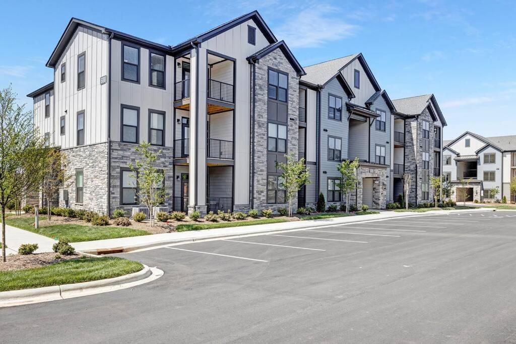 Stylish New Condo In Concord Exterior photo